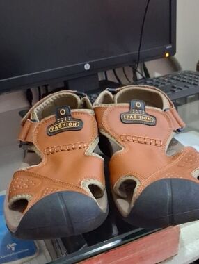 Men' Tan Brown Closed-Toe Sandals, look like  new.